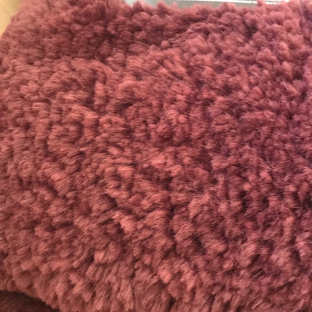 UGG Luxe  throw so very soft  in Cabernet color . - Picture 7 of 13